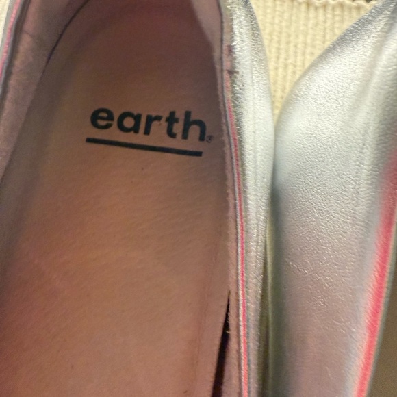 Earth Women's Metallic Silver Loafers 10 - Picture 5 of 6